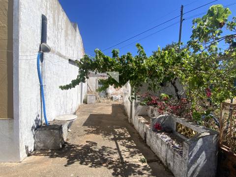 Quinta para recuperar situada numa zona muito valorizada.