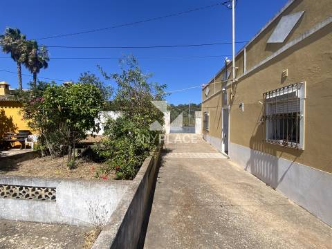 Quinta para recuperar situada numa zona muito valorizada.