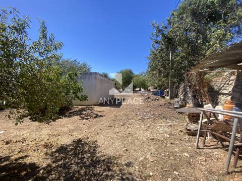 Quinta para recuperar situada numa zona muito valorizada.