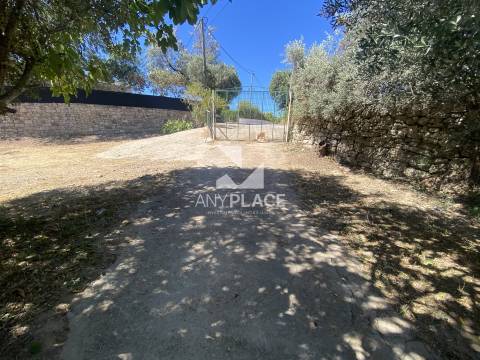 Quinta para recuperar situada numa zona muito valorizada.