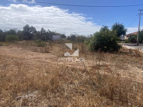 Terreno Urbano situado no centro de Almancil com possibilidade de construção.