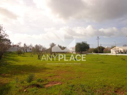 Terreno Urbano situado no centro de Almancil com possibilidade de construção.