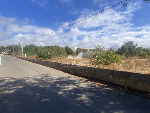 Terreno Urbano situado no centro de Almancil com possibilidade de construção.
