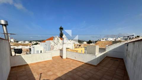 Prédio Exclusivo no Centro Histórico de Loulé com Vista Mar e Vista sobre o Castelo.