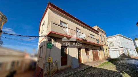 Prédio Exclusivo no Centro Histórico de Loulé com Vista Mar e Vista sobre o Castelo.
