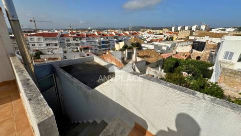 Prédio Exclusivo no Centro Histórico de Loulé com Vista Mar e Vista sobre o Castelo.