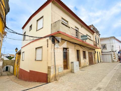 Prédio Exclusivo no Centro Histórico de Loulé com Vista Mar e Vista sobre o Castelo.