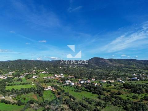 Moradia Tradicional em Aldeia típica a pouca distancia da cidade.