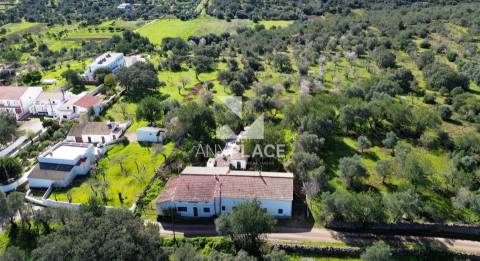 Moradia Tradicional em Aldeia típica a pouca distancia da cidade.