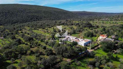 Moradia Tradicional em Aldeia típica a pouca distancia da cidade.