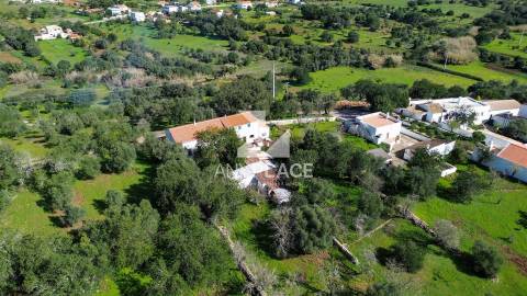 Moradia Tradicional em Aldeia típica a pouca distancia da cidade.