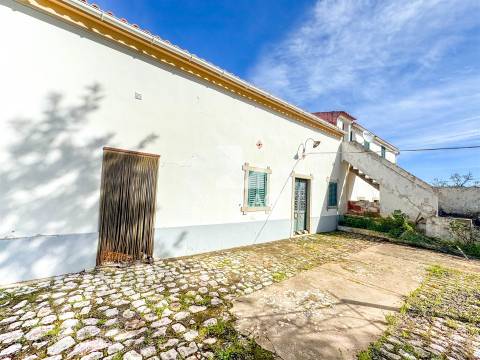 Moradia Tradicional em Aldeia típica a pouca distancia da cidade.