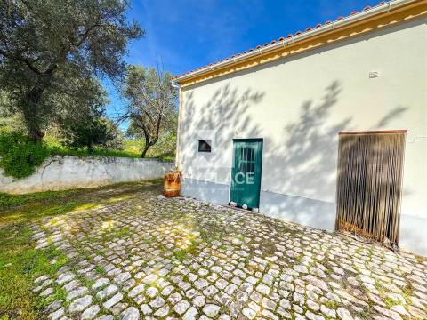 Moradia Tradicional em Aldeia típica a pouca distancia da cidade.