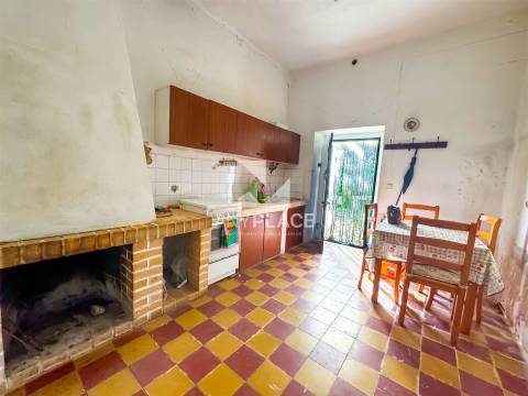 Moradia Tradicional em Aldeia típica a pouca distancia da cidade.