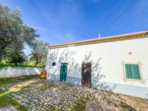 Moradia Tradicional em Aldeia típica a pouca distancia da cidade.