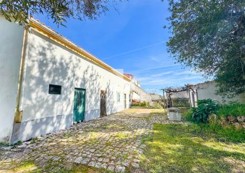 Moradia Tradicional em Aldeia típica a pouca distancia da cidade.