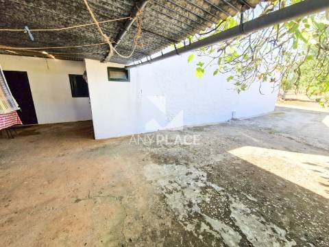 Moradia típica Algarvia para renovar situada no sítio da Nave dos Cordeiros.