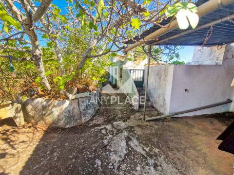 Moradia típica Algarvia para renovar situada no sítio da Nave dos Cordeiros.