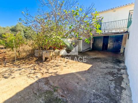Moradia típica Algarvia para renovar situada no sítio da Nave dos Cordeiros.