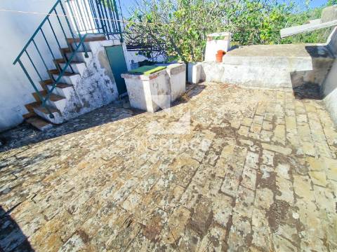 Moradia típica Algarvia para renovar situada no sítio da Nave dos Cordeiros.