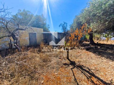 Moradia típica Algarvia para renovar situada no sítio da Nave dos Cordeiros.