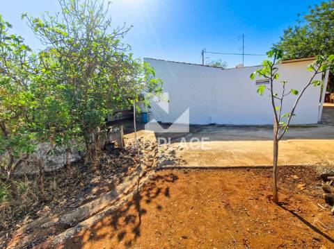 Moradia típica Algarvia para renovar situada no sítio da Nave dos Cordeiros.