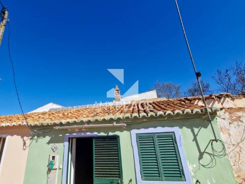 Moradia típica Algarvia para renovar situada no sítio da Nave dos Cordeiros.