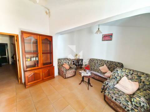 Moradia típica Algarvia para renovar situada no sítio da Nave dos Cordeiros.