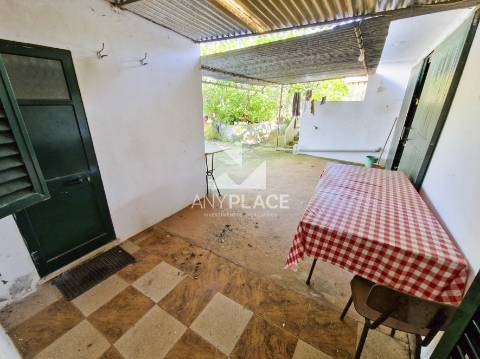 Moradia típica Algarvia para renovar situada no sítio da Nave dos Cordeiros.