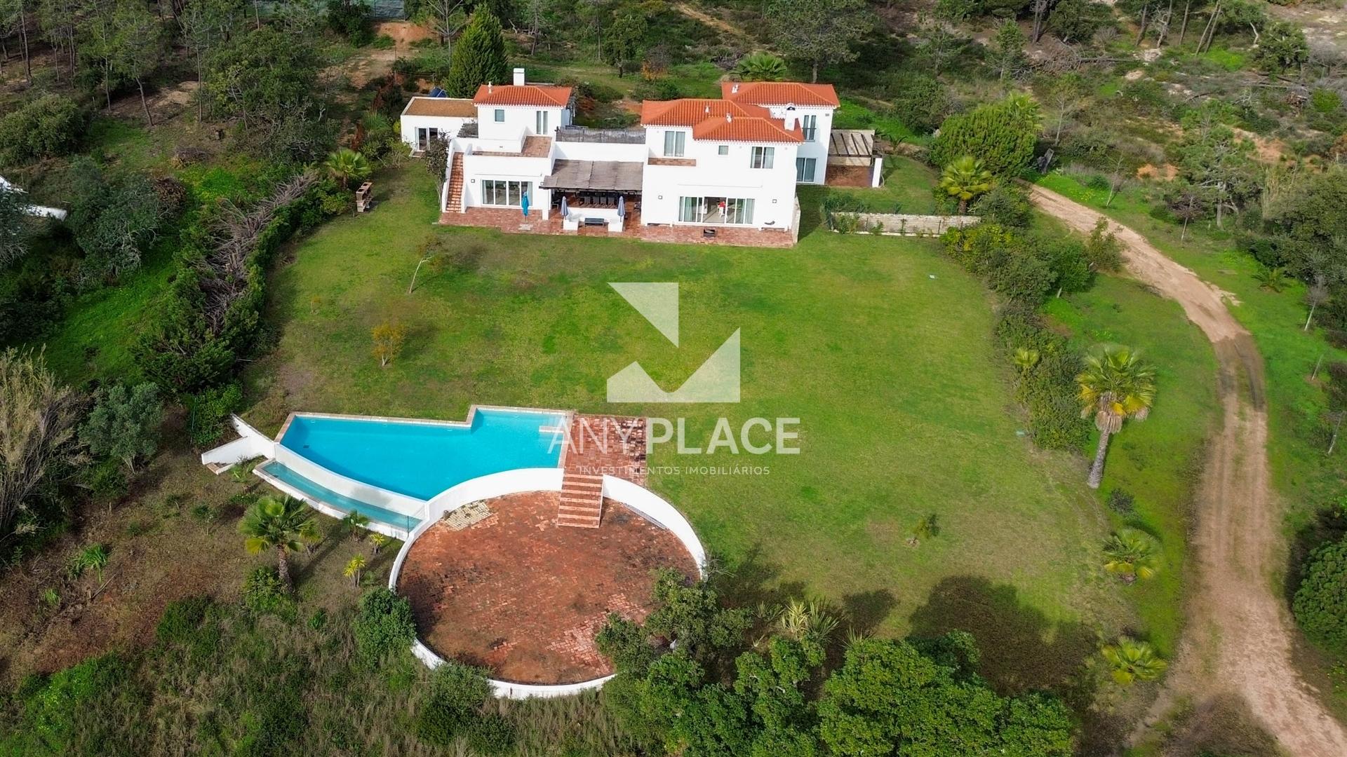 EXCLUSIVA MORADIA DE LUXO EM LOCALIZAÇÃO ÚNICA