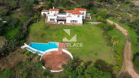 EXCLUSIVA MORADIA DE LUXO EM LOCALIZAÇÃO ÚNICA