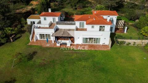 EXCLUSIVA MORADIA DE LUXO EM LOCALIZAÇÃO ÚNICA