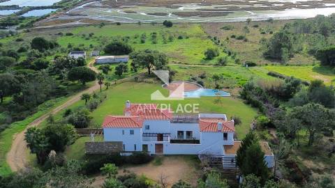 EXCLUSIVA MORADIA DE LUXO EM LOCALIZAÇÃO ÚNICA