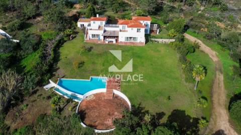 EXCLUSIVA MORADIA DE LUXO EM LOCALIZAÇÃO ÚNICA