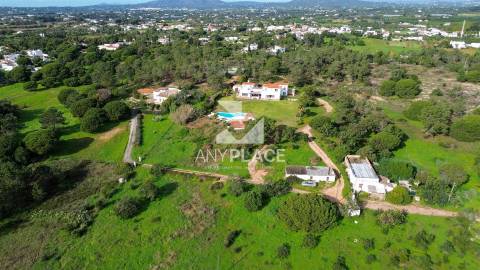 EXCLUSIVA MORADIA DE LUXO EM LOCALIZAÇÃO ÚNICA