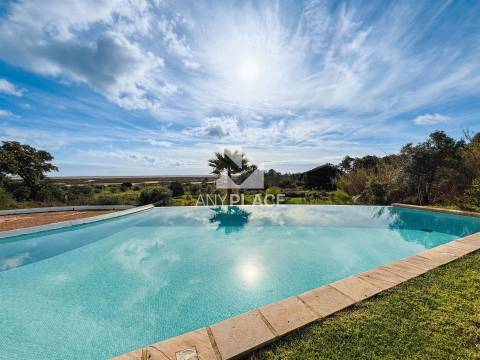 EXCLUSIVA MORADIA DE LUXO EM LOCALIZAÇÃO ÚNICA