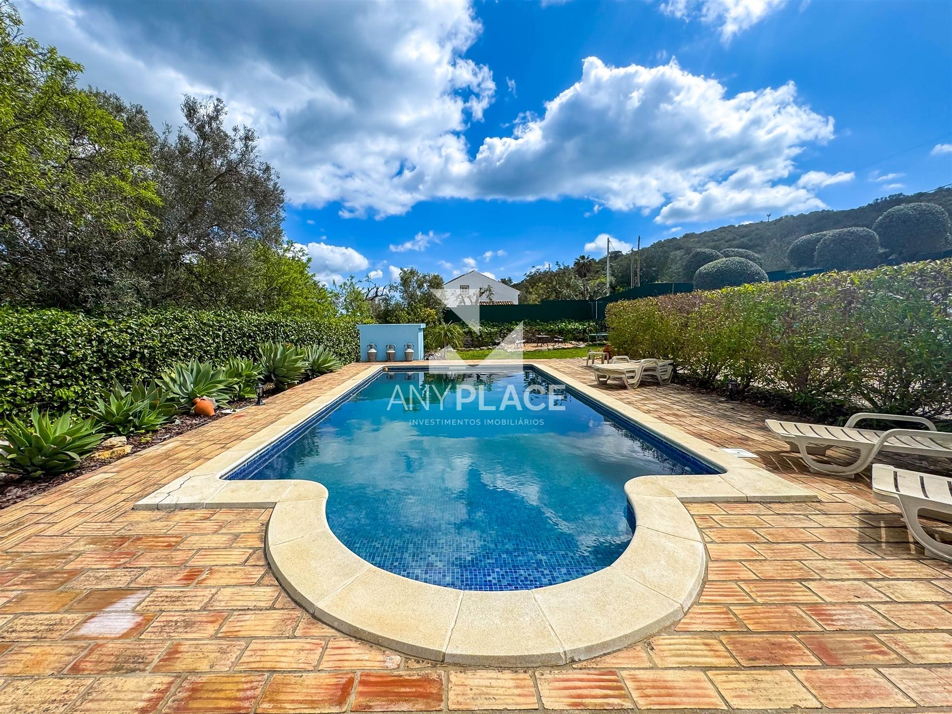 Moradia típica Algarvia com piscina situada zona muito valorizada.