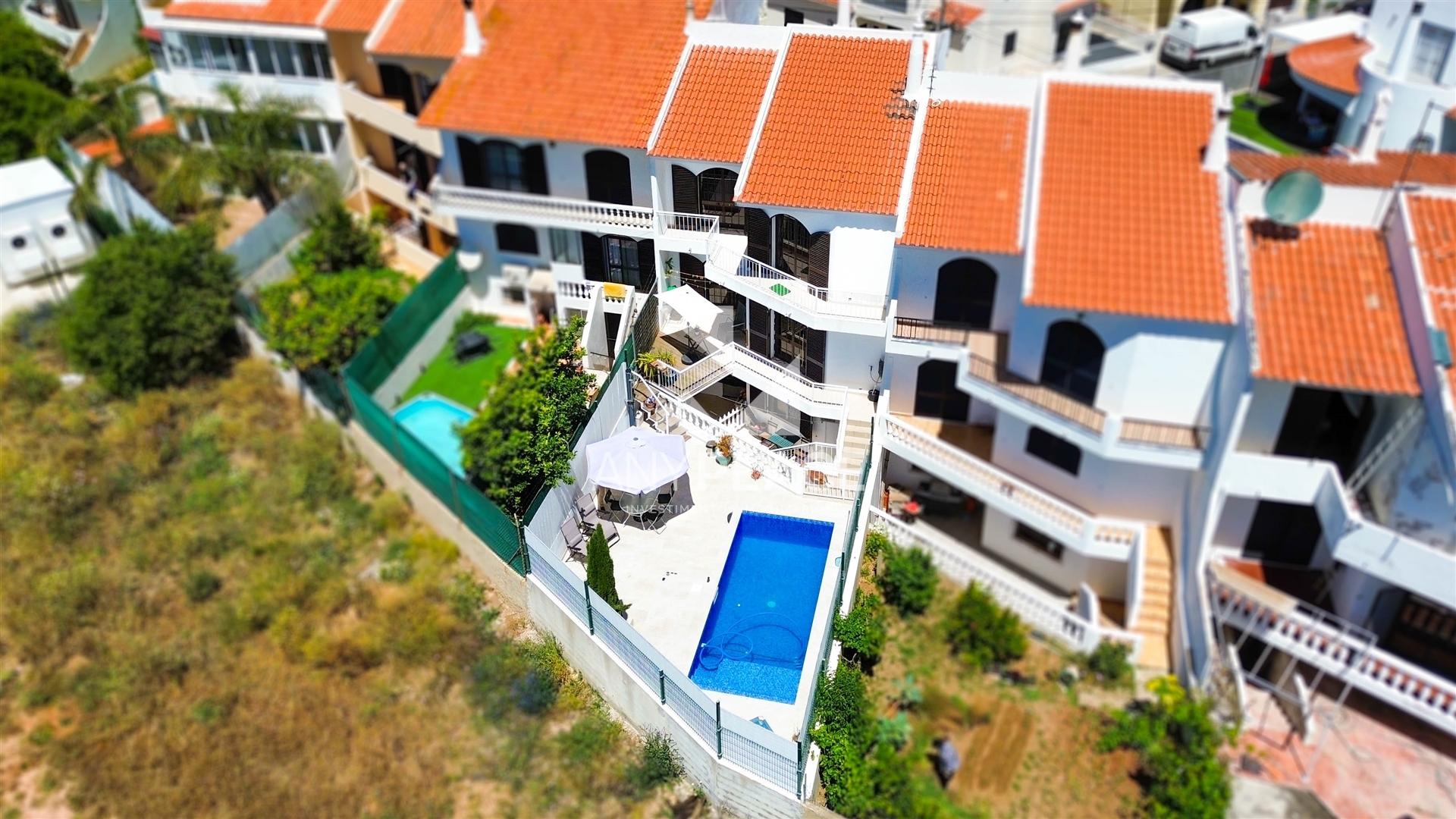 Moradia V3+1, uma encantadora propriedade localizada numa zona residencial de excelência.