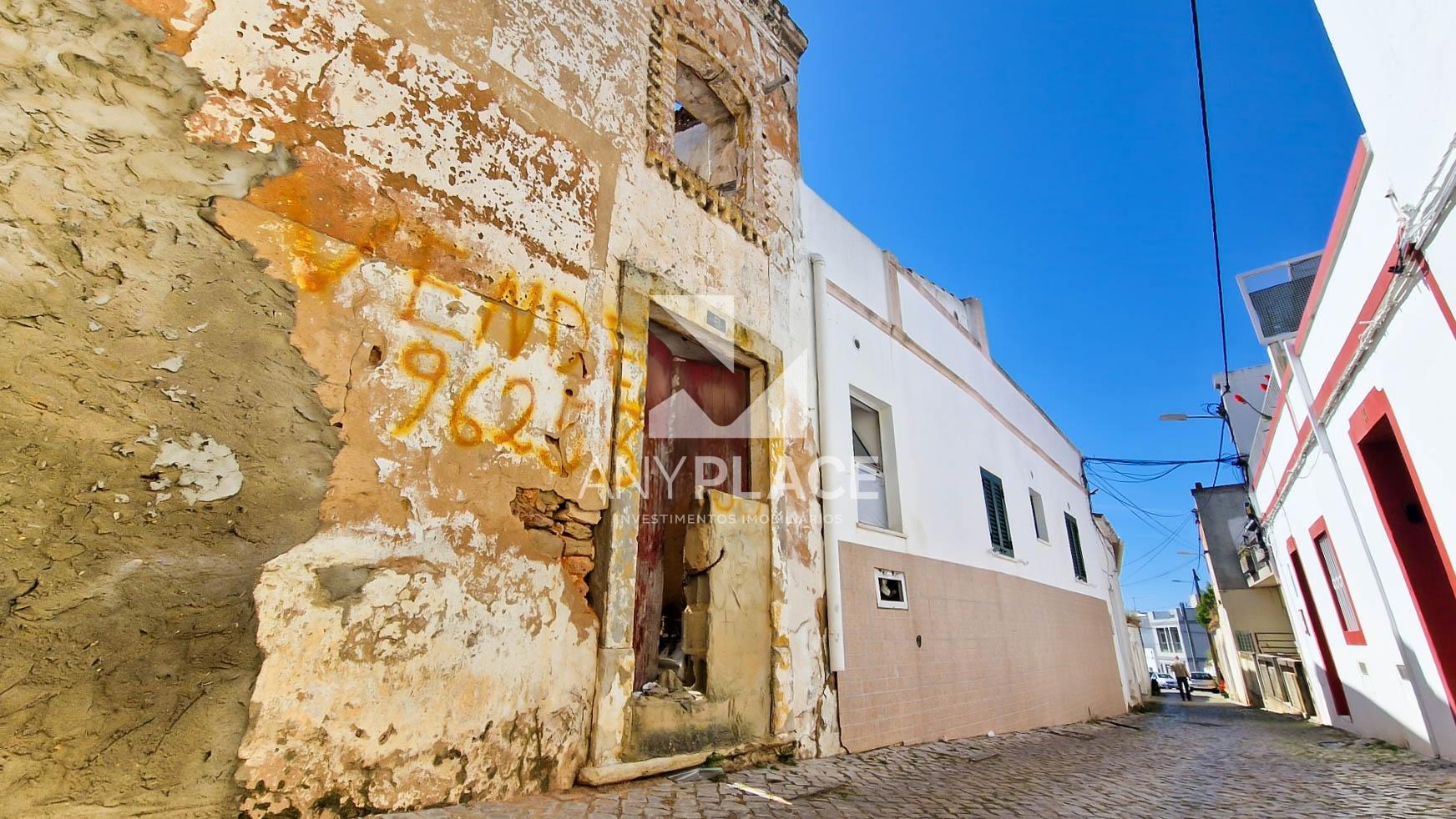 Moradia V1 com projeto em fase de aprovação localizada no coração do centro histórico de Loulé.
