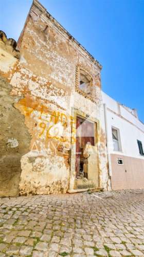 Moradia V1 com projeto em fase de aprovação localizada no coração do centro histórico de Loulé.