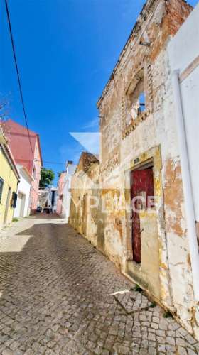 Moradia V1 com projeto em fase de aprovação localizada no coração do centro histórico de Loulé.