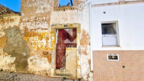 Moradia V1 com projeto em fase de aprovação localizada no coração do centro histórico de Loulé.