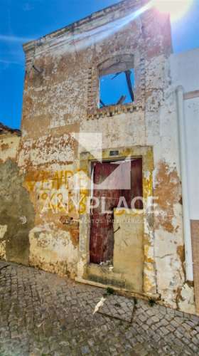 Moradia V1 com projeto em fase de aprovação localizada no coração do centro histórico de Loulé.