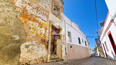 Moradia V1 com projeto em fase de aprovação localizada no coração do centro histórico de Loulé.