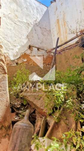 Moradia V1 com projeto em fase de aprovação localizada no coração do centro histórico de Loulé.