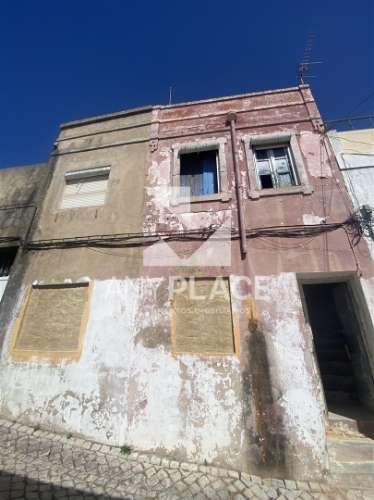 Oportunidade única no coração histórico de Loulé, prédio com projeto para dois apartamentos T1.