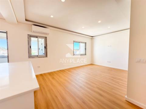 Excelente Apartamento T3 totalmente renovado com bonita vista mar no cetro de Loulé.