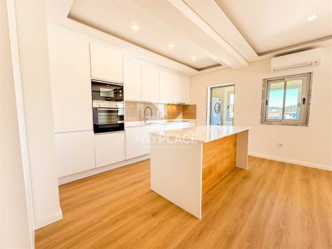 Excelente Apartamento T3 totalmente renovado com bonita vista mar no cetro de Loulé.