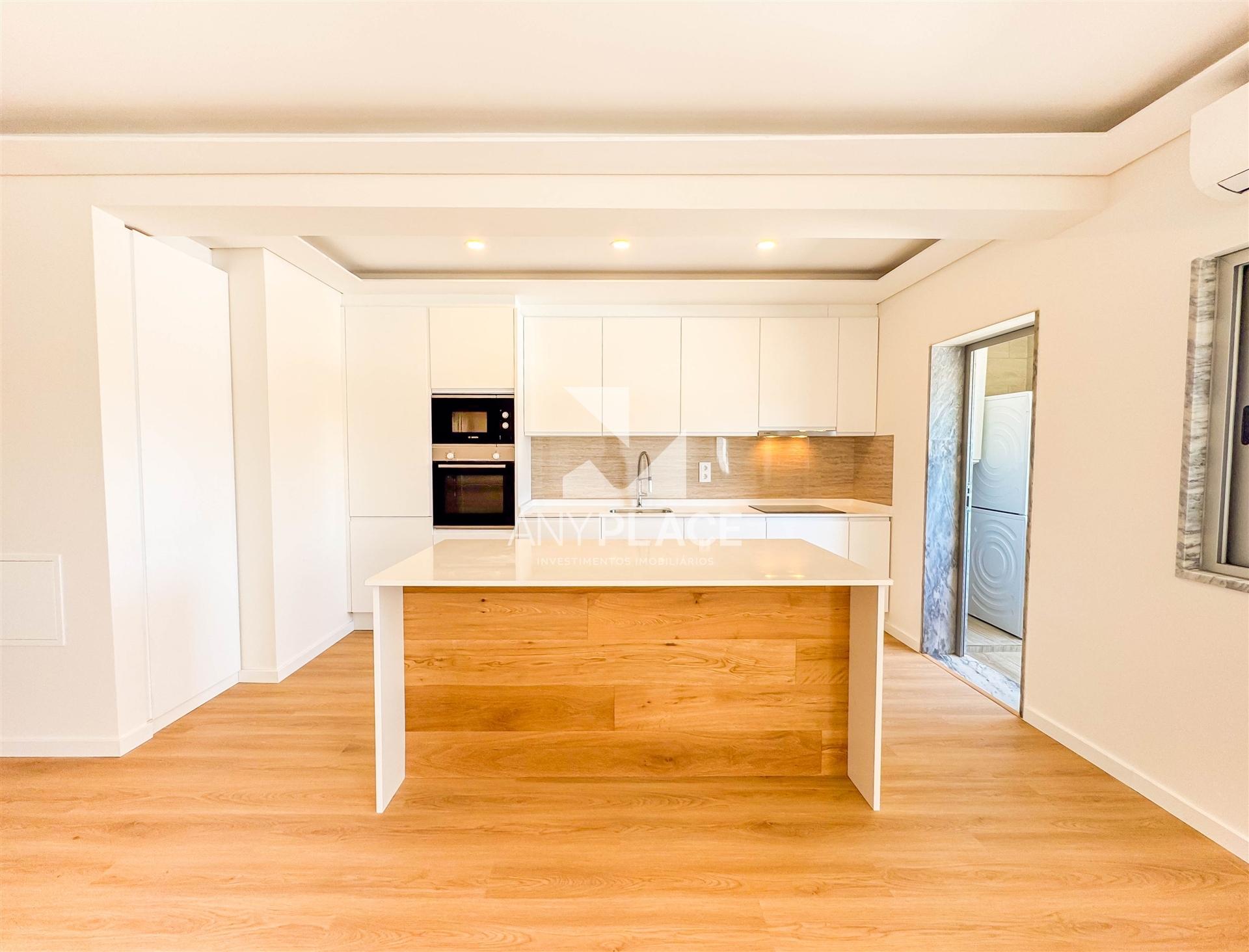 Excelente Apartamento T3 totalmente renovado com bonita vista mar no cetro de Loulé.