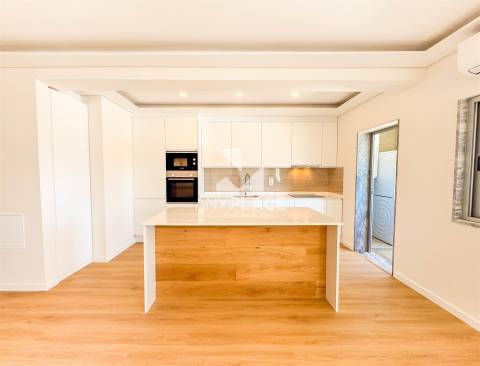 Excelente Apartamento T3 totalmente renovado com bonita vista mar no cetro de Loulé.